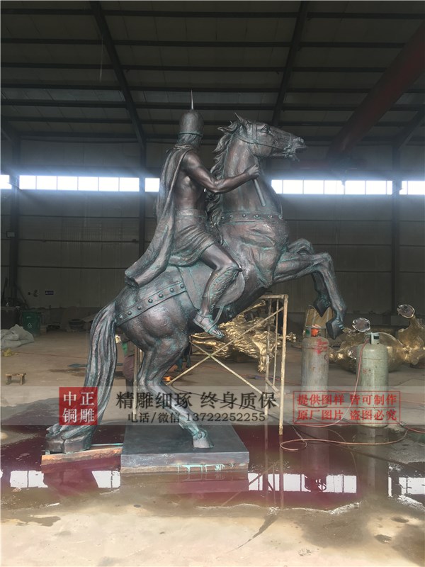 西方騎士人物雕塑.jpg