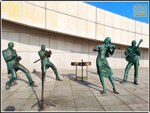 廣場人物銅雕塑.jpg