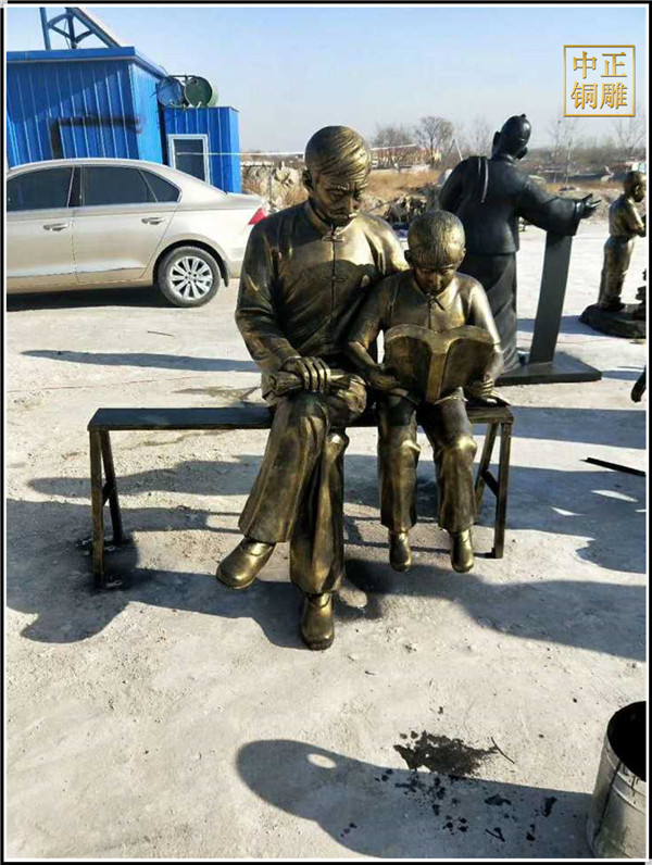 步行街街頭人物讀書雕塑.jpg