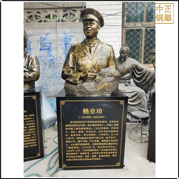 楊業功人物銅雕塑.jpg
