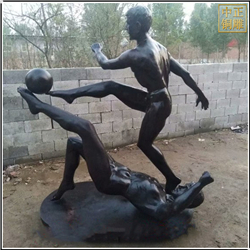 踢球運(yùn)動人物雕塑